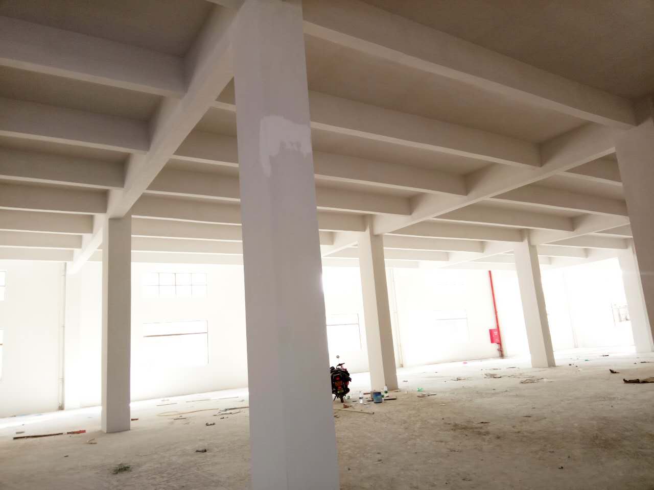 已建成了1幢（2800平方米，共4層的廠房）