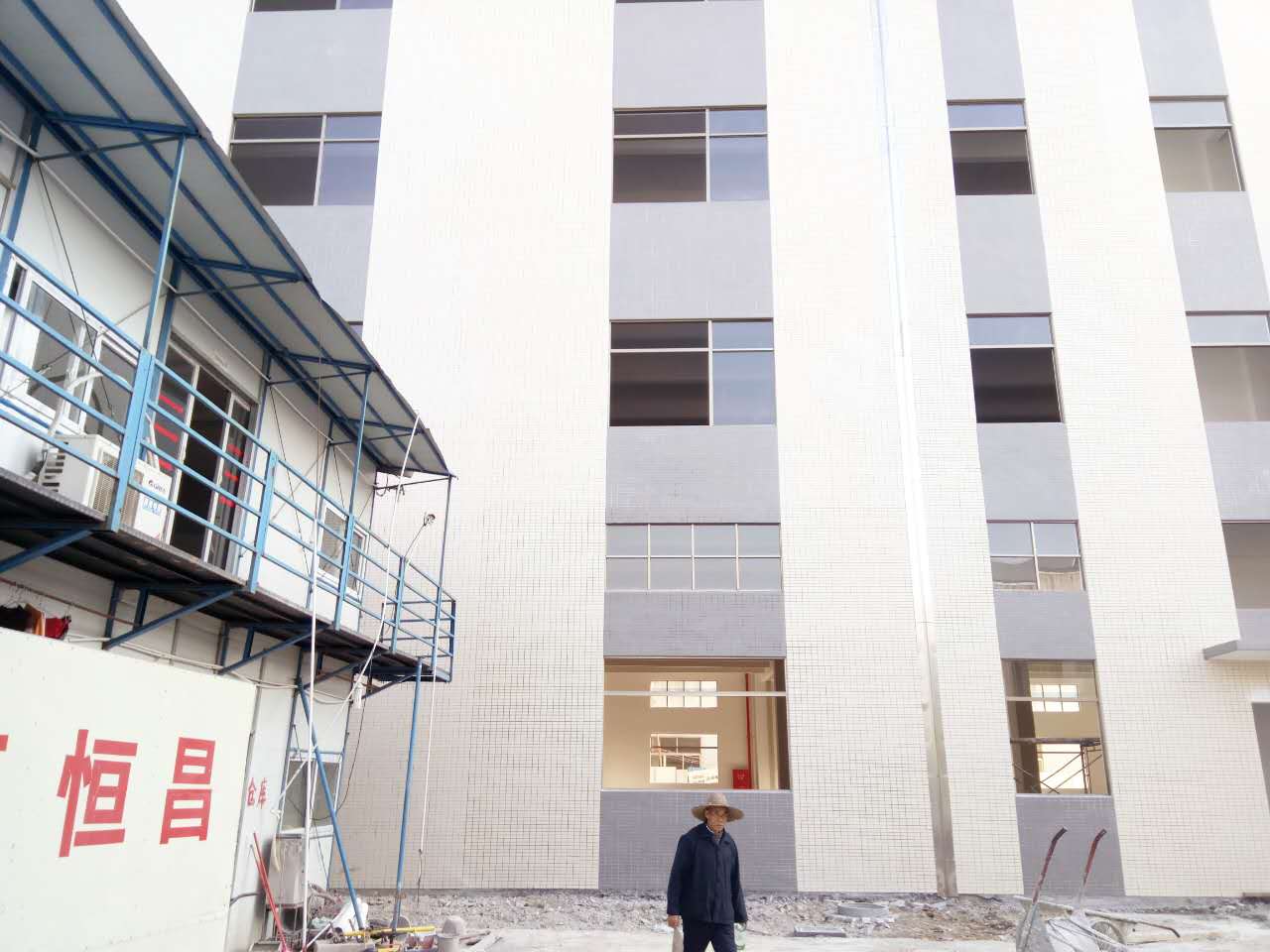 已建成了1幢（2800平方米，共4層的廠房）