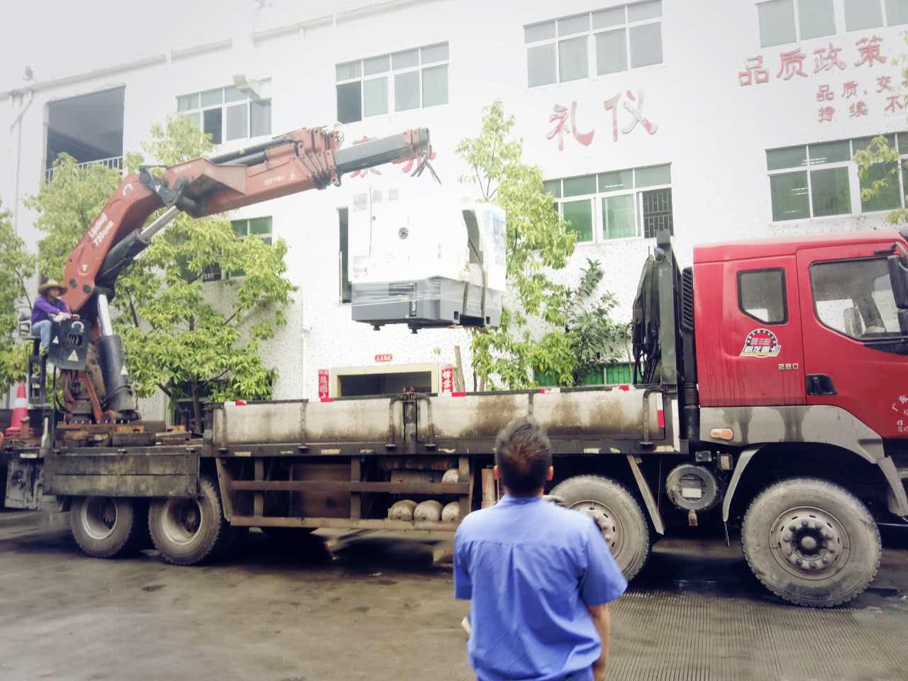 機(jī)器調(diào)裝中，注意安全！